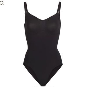 SKIMS sculpting bodysuit w snaps
